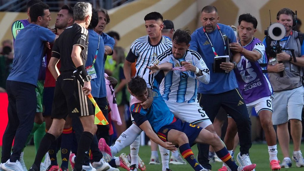 El cuestionado juego de Argentina en su derrota ante una España bicampeona del mundo: del recital de faltas a la tangana y la fea imagen final
