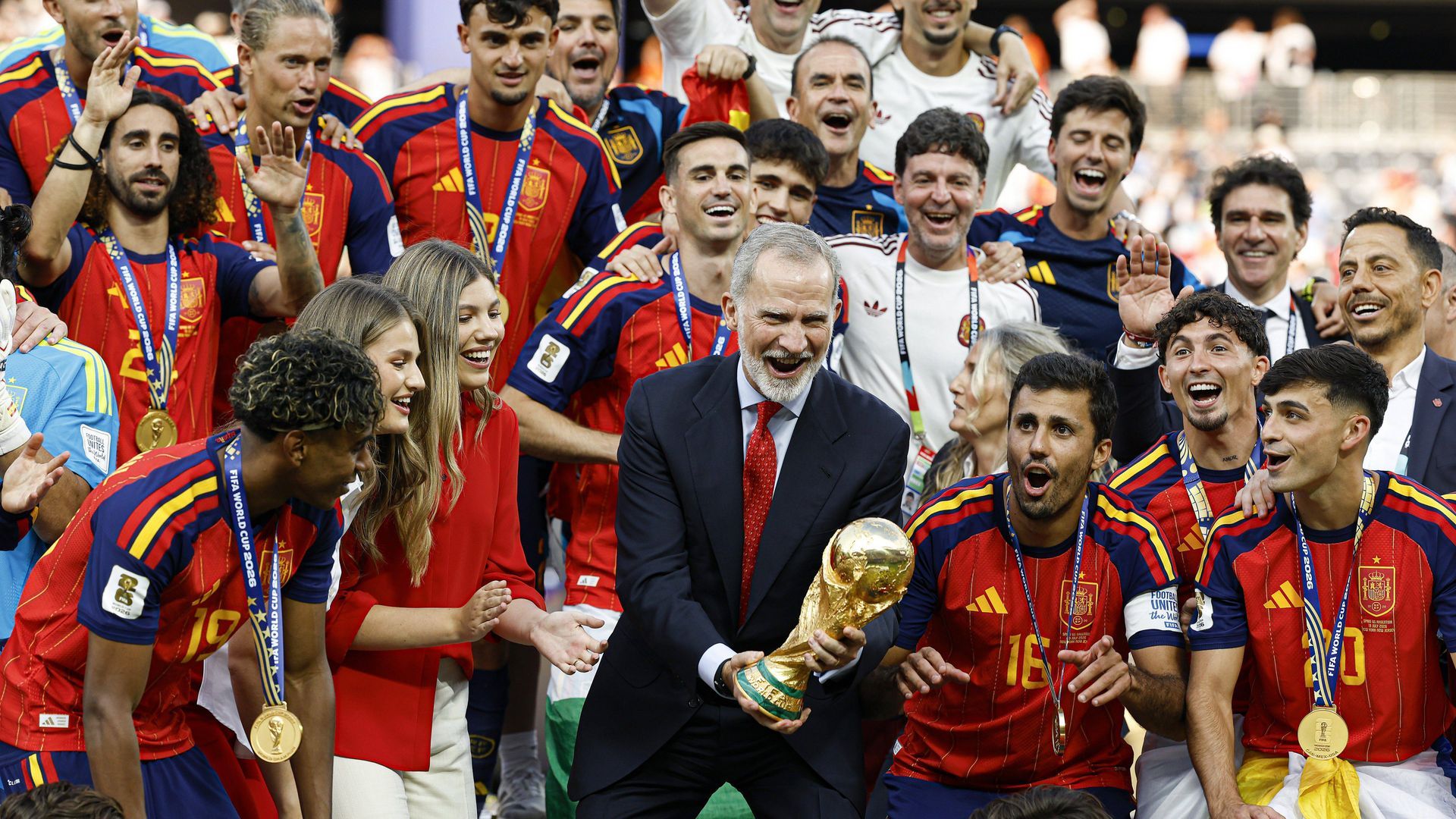 El rey Felipe VI con la Copa del Mundo El rey Felipe VI con la Copa del Mundo