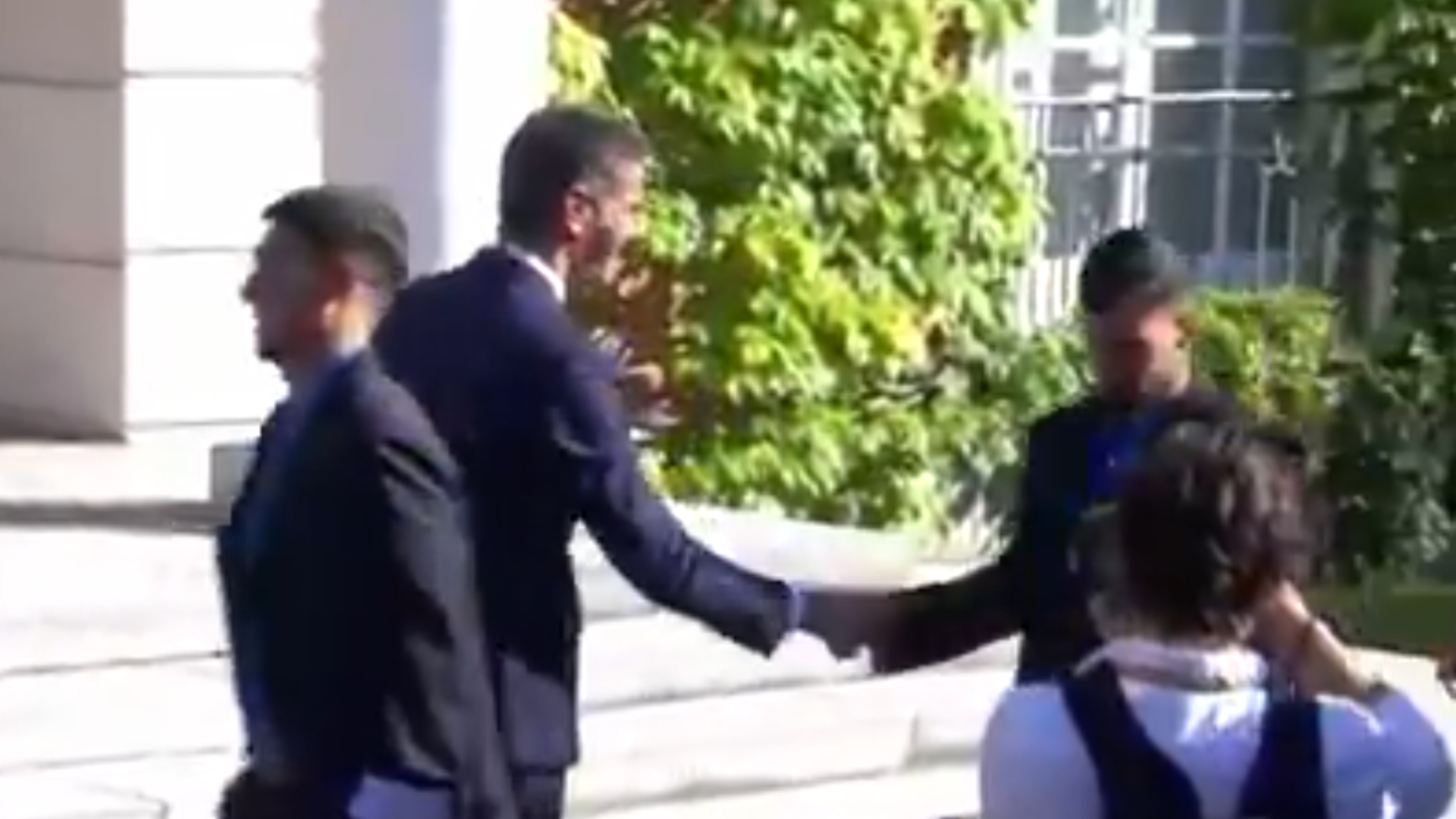 El saludo de Álex Baena a Pedro Sánchez El saludo de Álex Baena a Pedro Sánchez