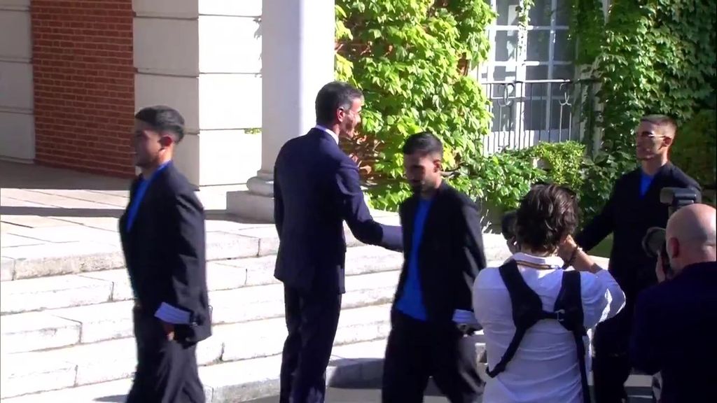 Los saludos de los jugadores a Pedro Sánchez en Moncloa: del gesto frío de Baena al golpe en el brazo de Borja Iglesias