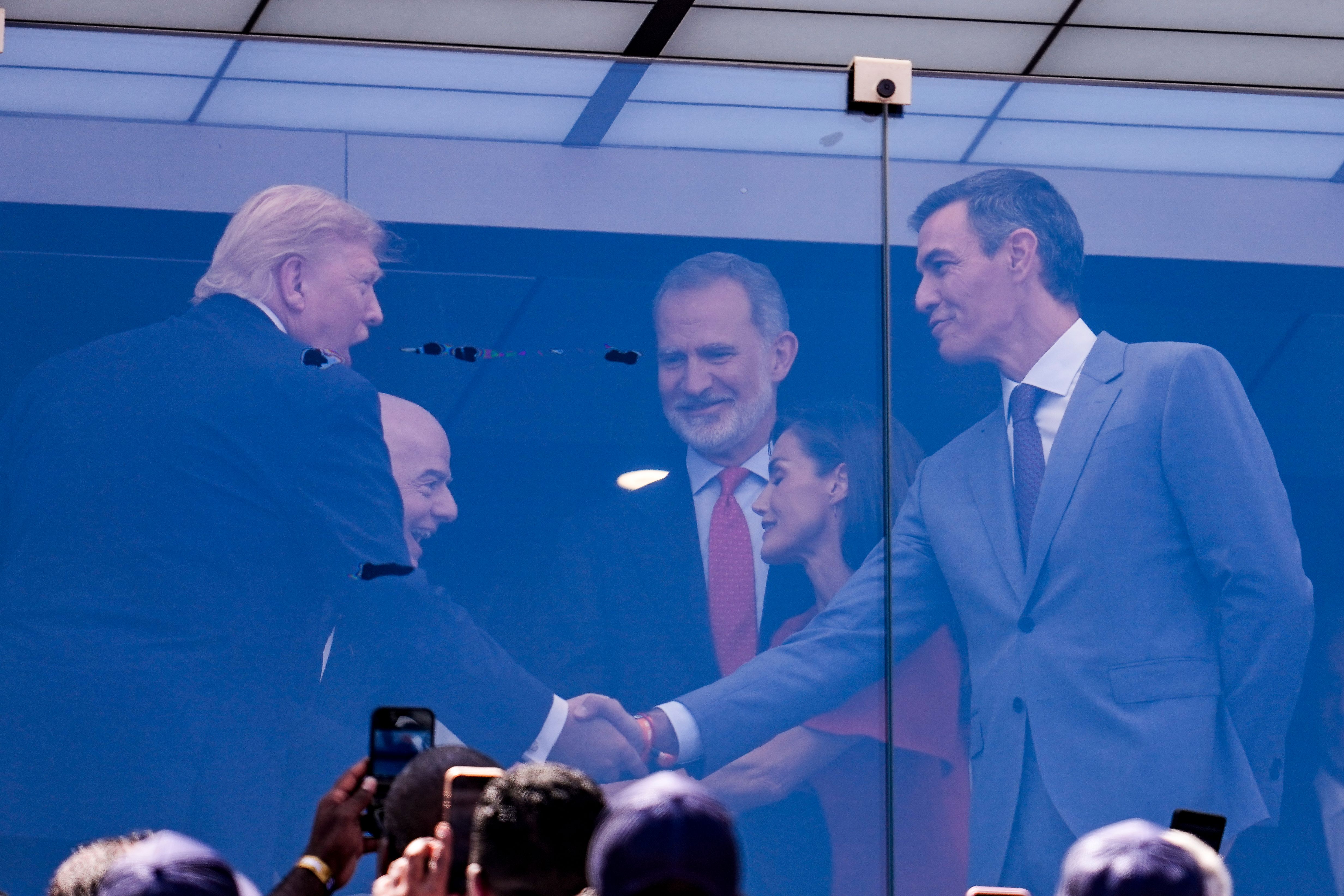 El saludo de Pedro Sánchez y Donald Trump