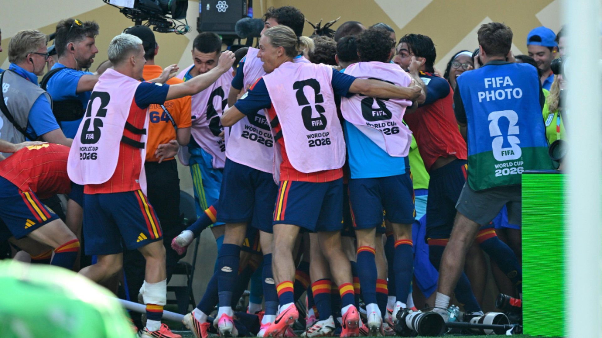 España, celebrando el gol de Ferrán Torres