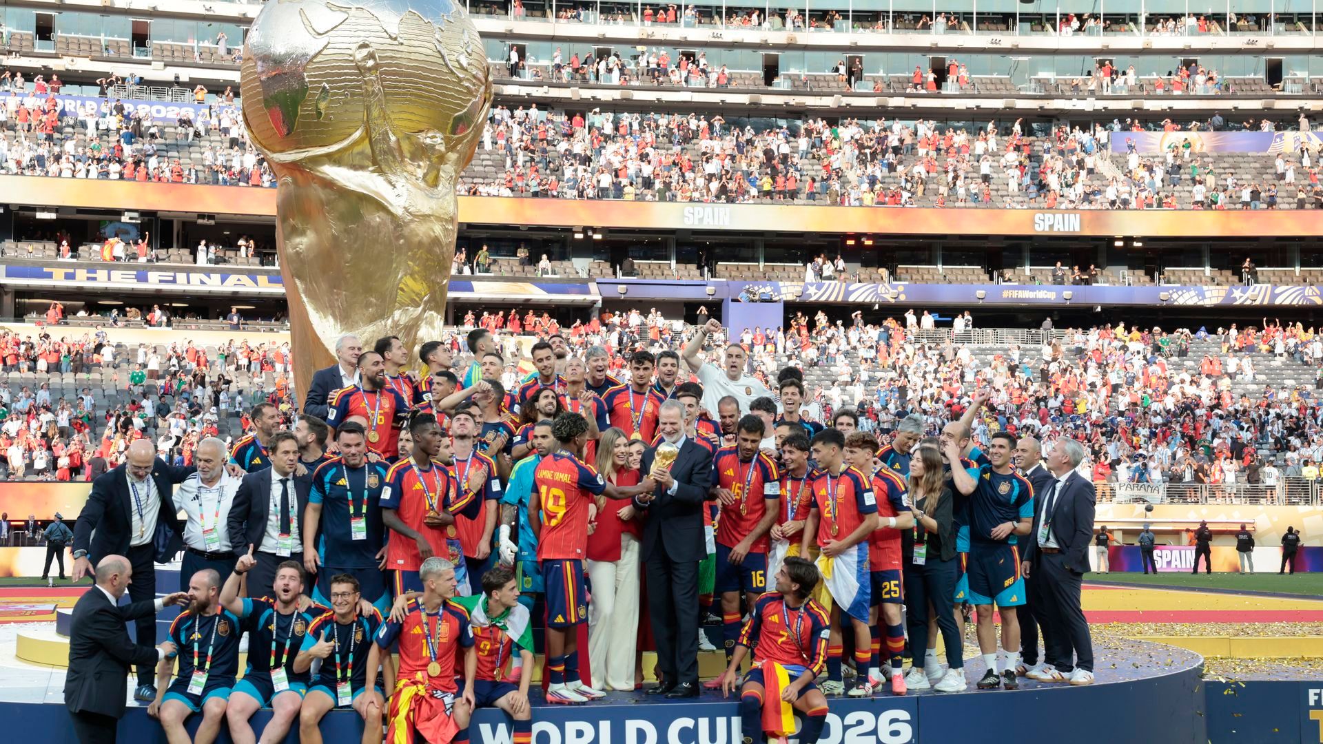 España recibe el título de campeona del mundo. España recibe el título de campeona del mundo.
