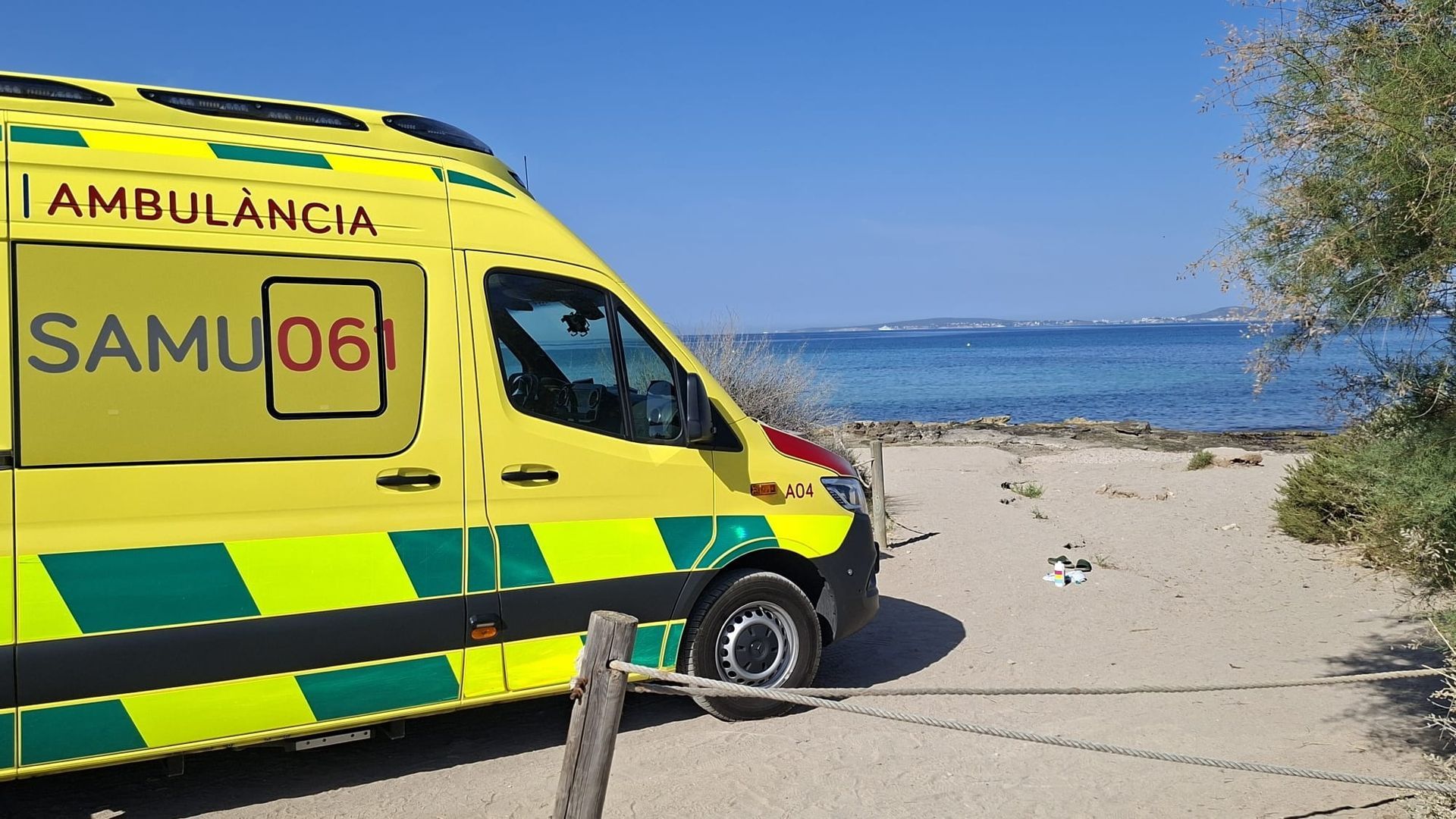 EuropaPress_7633029_ambulancia_samu_061_frente_playa EuropaPress_7633029_ambulancia_samu_061_frente_playa