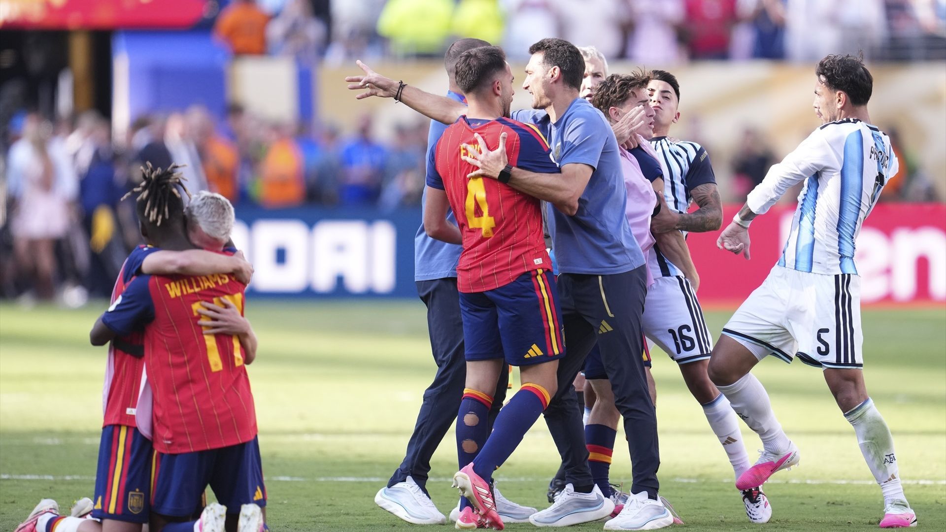 Imagen de la disputa de Leandro Paredes Imagen de la disputa de Leandro Paredes