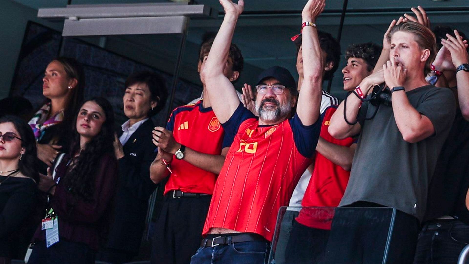 Javier Bardem celebra el gol de España ante Argentina Javier Bardem celebra el gol de España ante Argentina