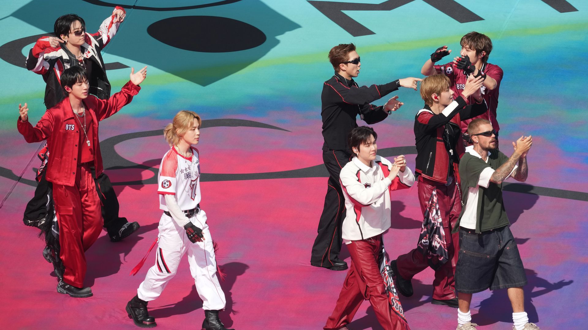 Justin Bieber junto a los siete miembros de BTS Justin Bieber junto a los siete miembros de BTS