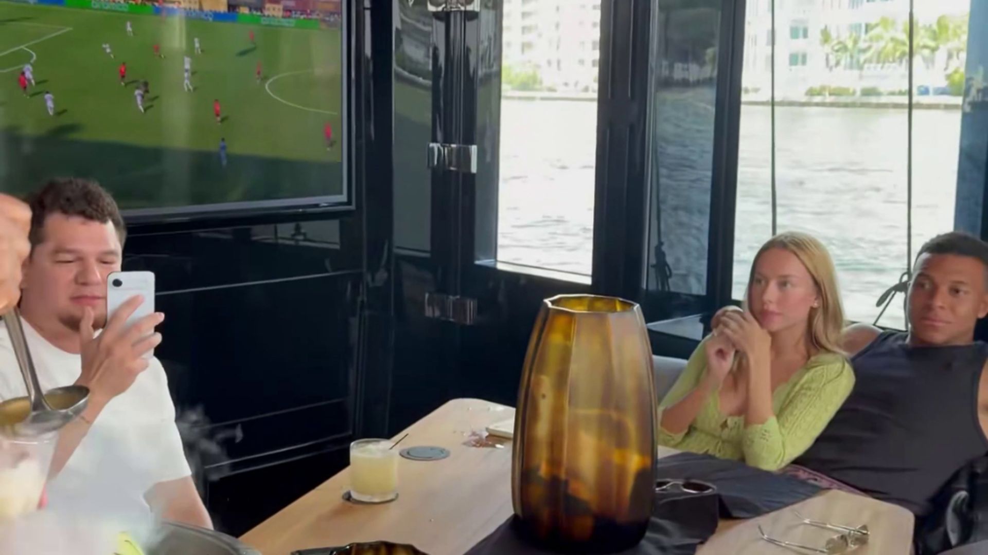Kylian Mbappé y Ester Expósito de vacaciones viendo a España Kylian Mbappé y Ester Expósito de vacaciones viendo a España