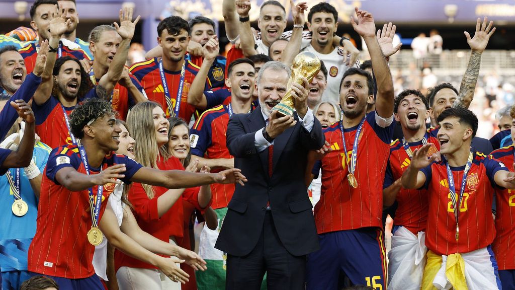 La emoción de los reyes Felipe y Letizia y sus hijas, Leonor y Sofía, al levantar la Copa del Mundo junto a la selección española