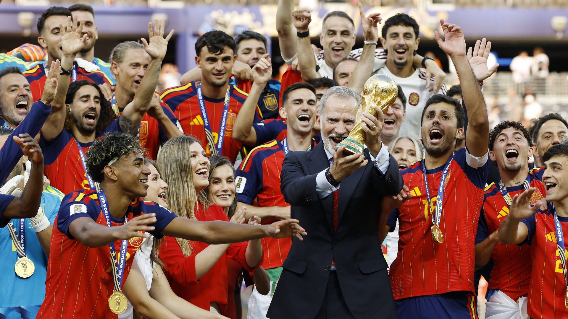 La familia real con la selección española levantando la Copa del Mundo La familia real con la selección española levantando la Copa del Mundo
