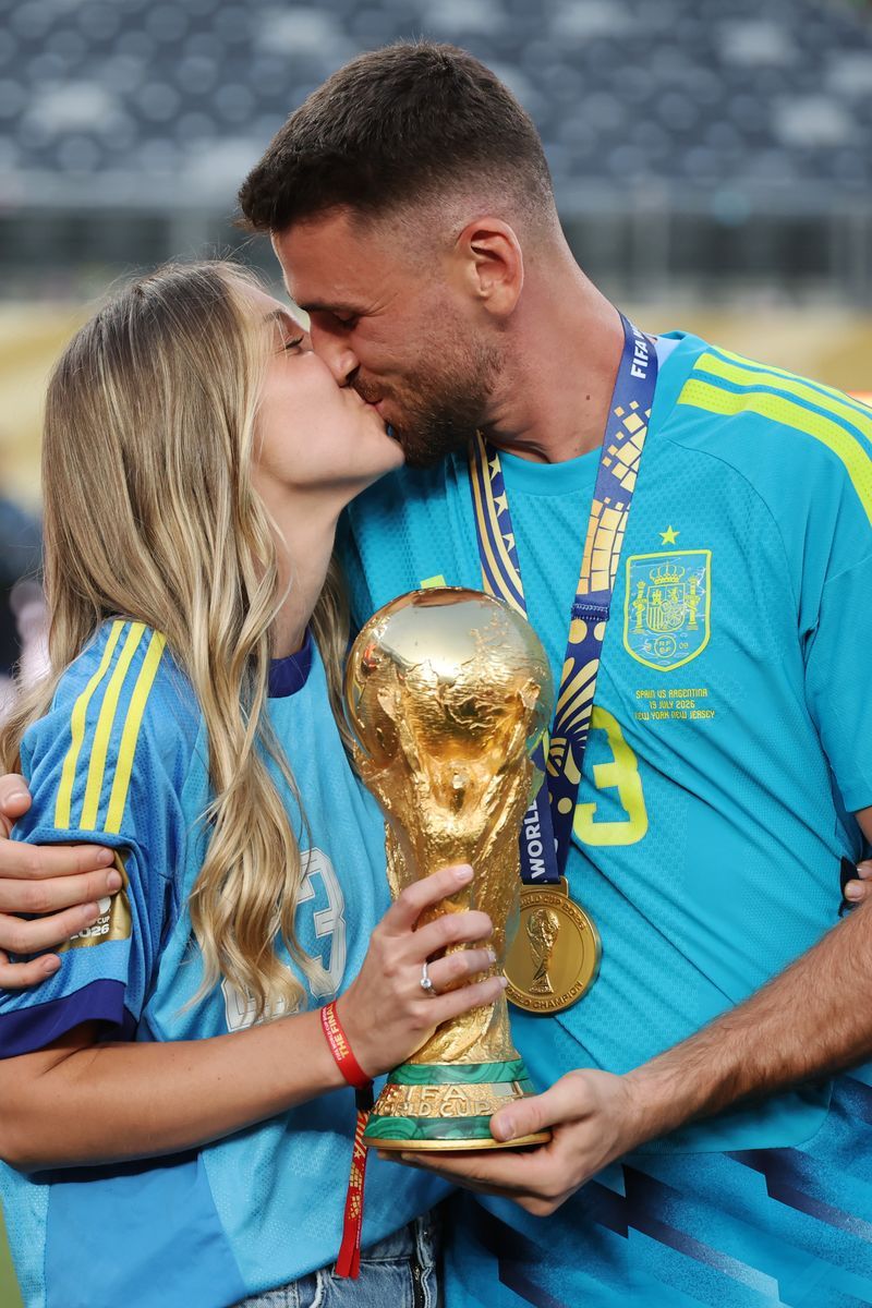 La imagen del ebso de Unai Simón y su novia tras ganar el Mundial de Fútbol 2026