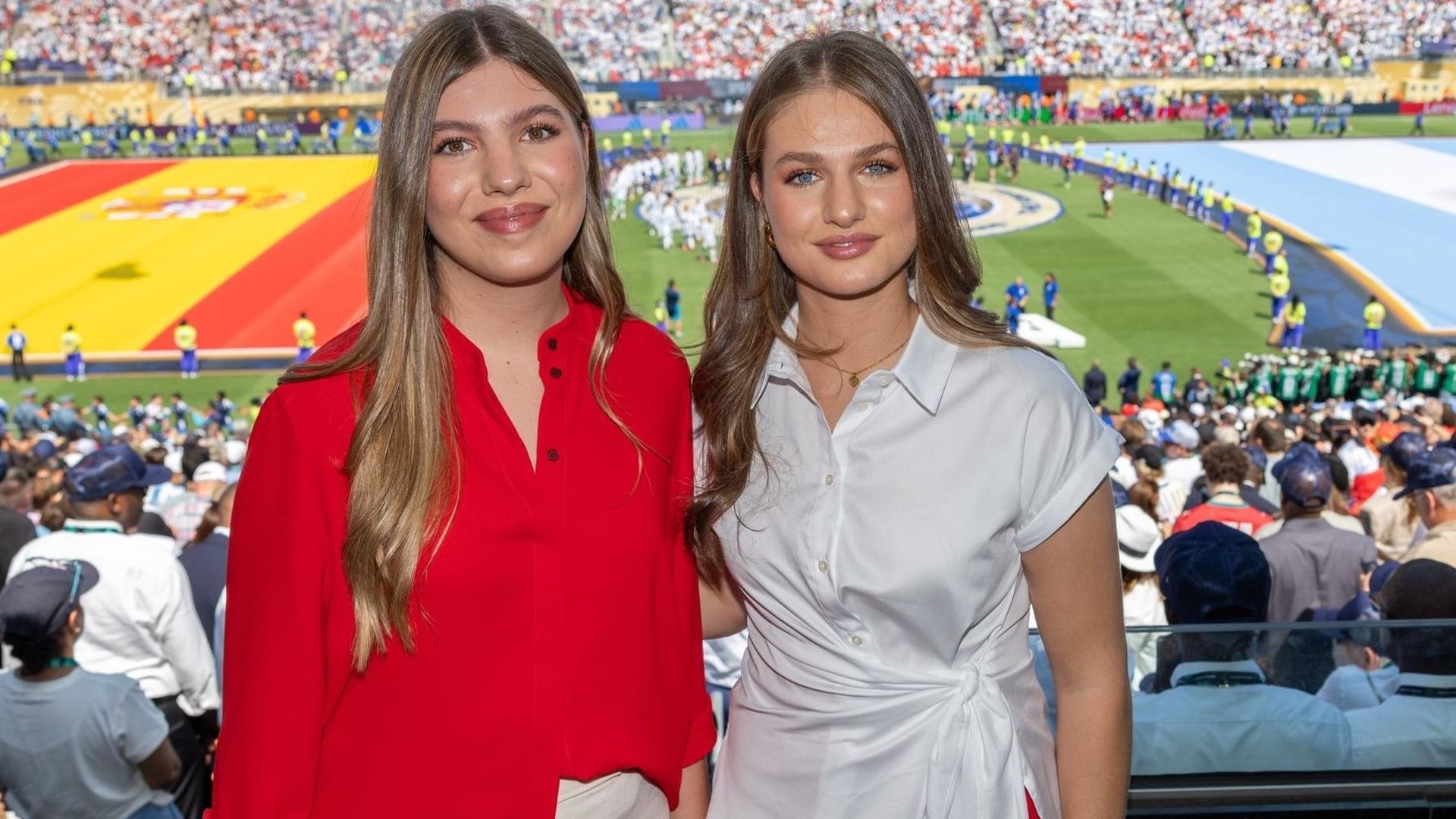 La infanta Sofía y la princesa Leonor viendo el partido final del Mundial