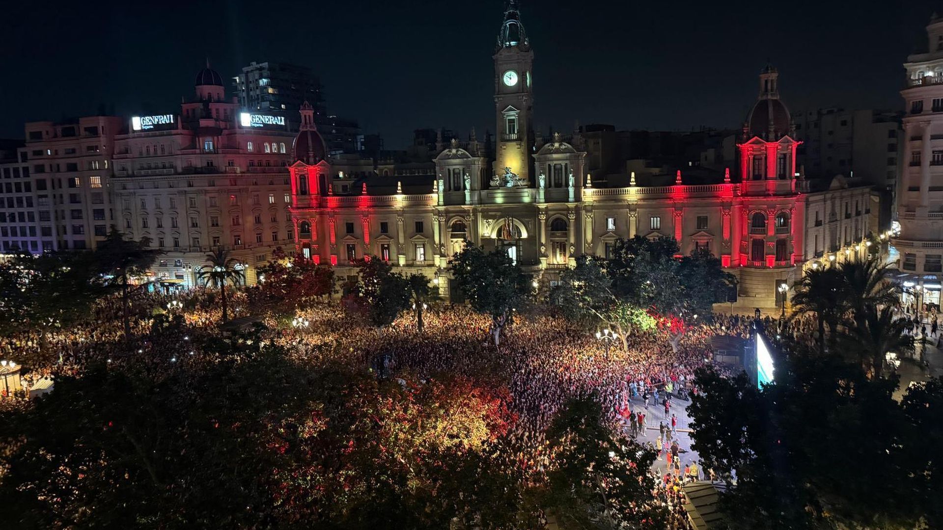 La Plaza del Ayuntamiento de Valencia llena