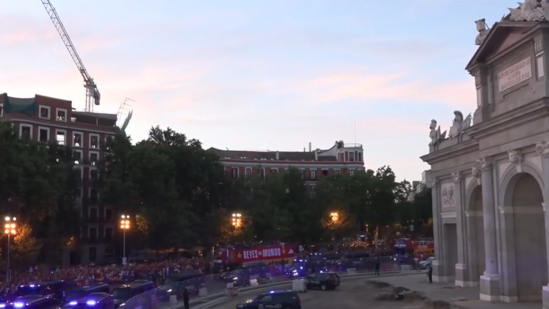 La rúa a su paso por la Puerta de Alcalá