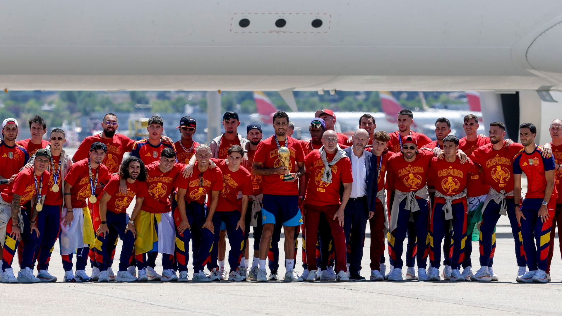 La selección aterriza en Madrid con el trofeo de campeones del mundo La selección aterriza en Madrid con el trofeo de campeones del mundo