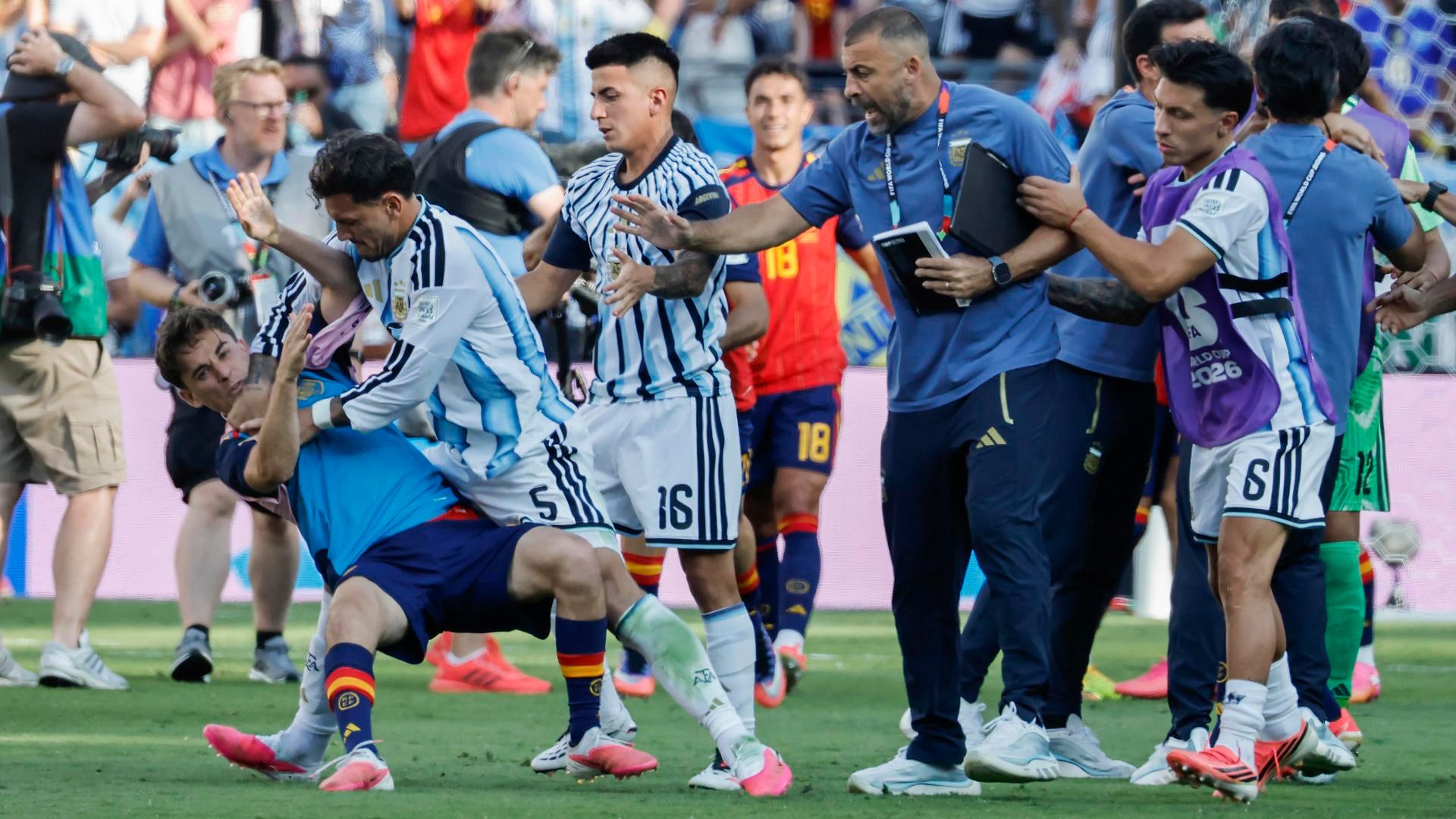 La tangana del final del partido, con España ya campeona del mundo: Leandro Paredes se enzarza con Eric García y Gavi La tangana del final del partido, con España ya campeona del mundo: Leandro Paredes se enzarza con Eric García y Gavi