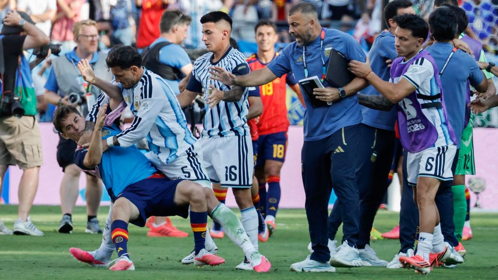 La tangana del final del partido, con España ya campeona del mundo: Leandro Paredes se enzarza con Eric García y Gavi