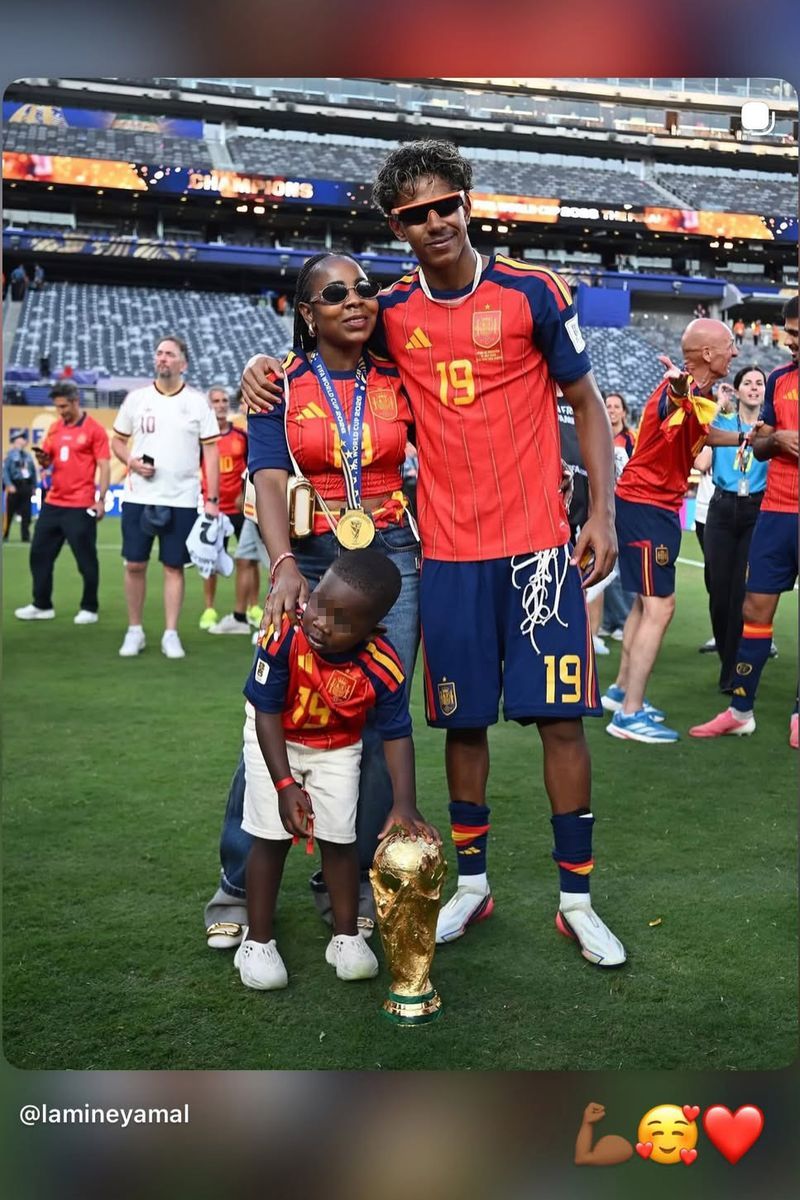 Lamine Yamal con su hermano Keyne y su madre, Sheila Ebana