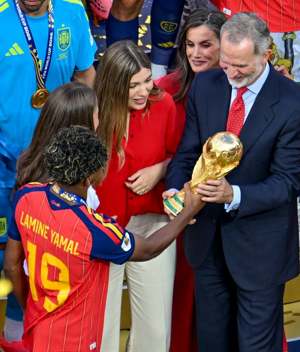 Lamine Yamal entregándole la Copa del Mundo al rey Felipe