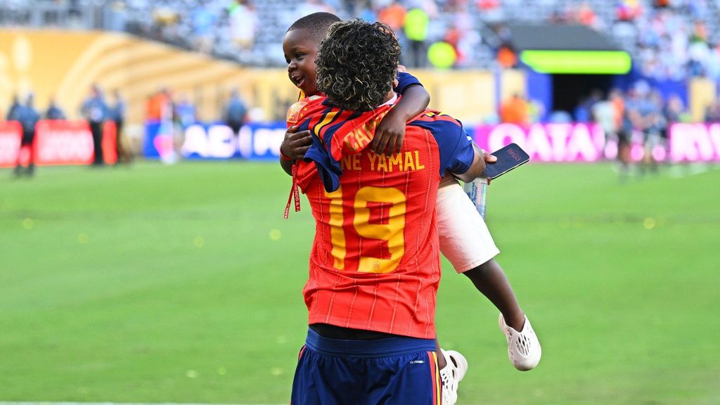 La celebración de Lamine Yamal y su hermano Keyne tras el triunfo de España en el Mundial: con la Copa del Mundo y sobre el césped