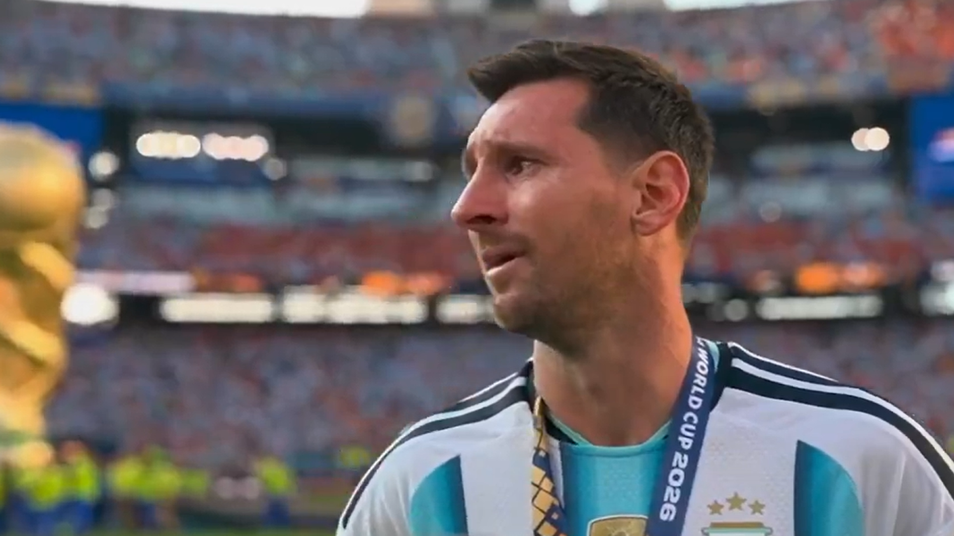 Las lágrimas de Messi tras la derrota de su último Mundial: el futbolista, incapaz de contener la emoción tras la entrega de premios Las lágrimas de Messi tras la derrota de su último Mundial: el futbolista, incapaz de contener la emoción tras la entrega de premios