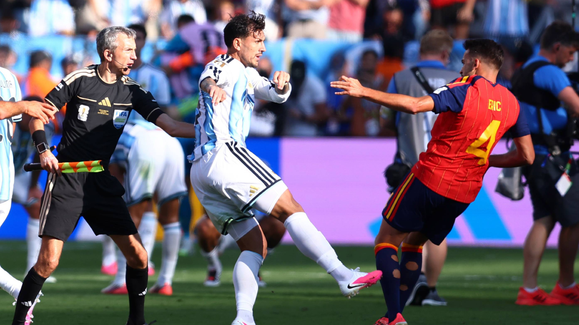 Leandro Paredes agrede a Eric García tras el España-Argentina Leandro Paredes agrede a Eric García tras el España-Argentina