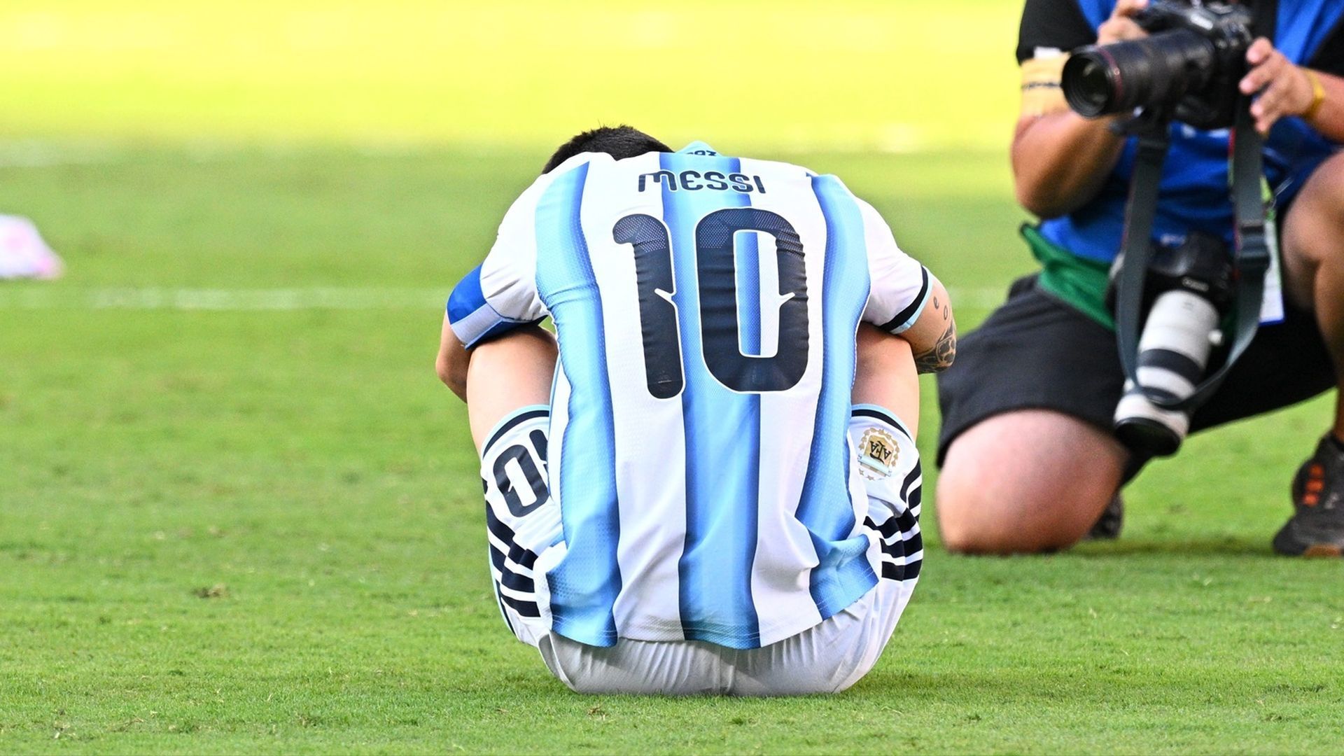 Leo Messi llora tras perder ante España Leo Messi llora tras perder ante España