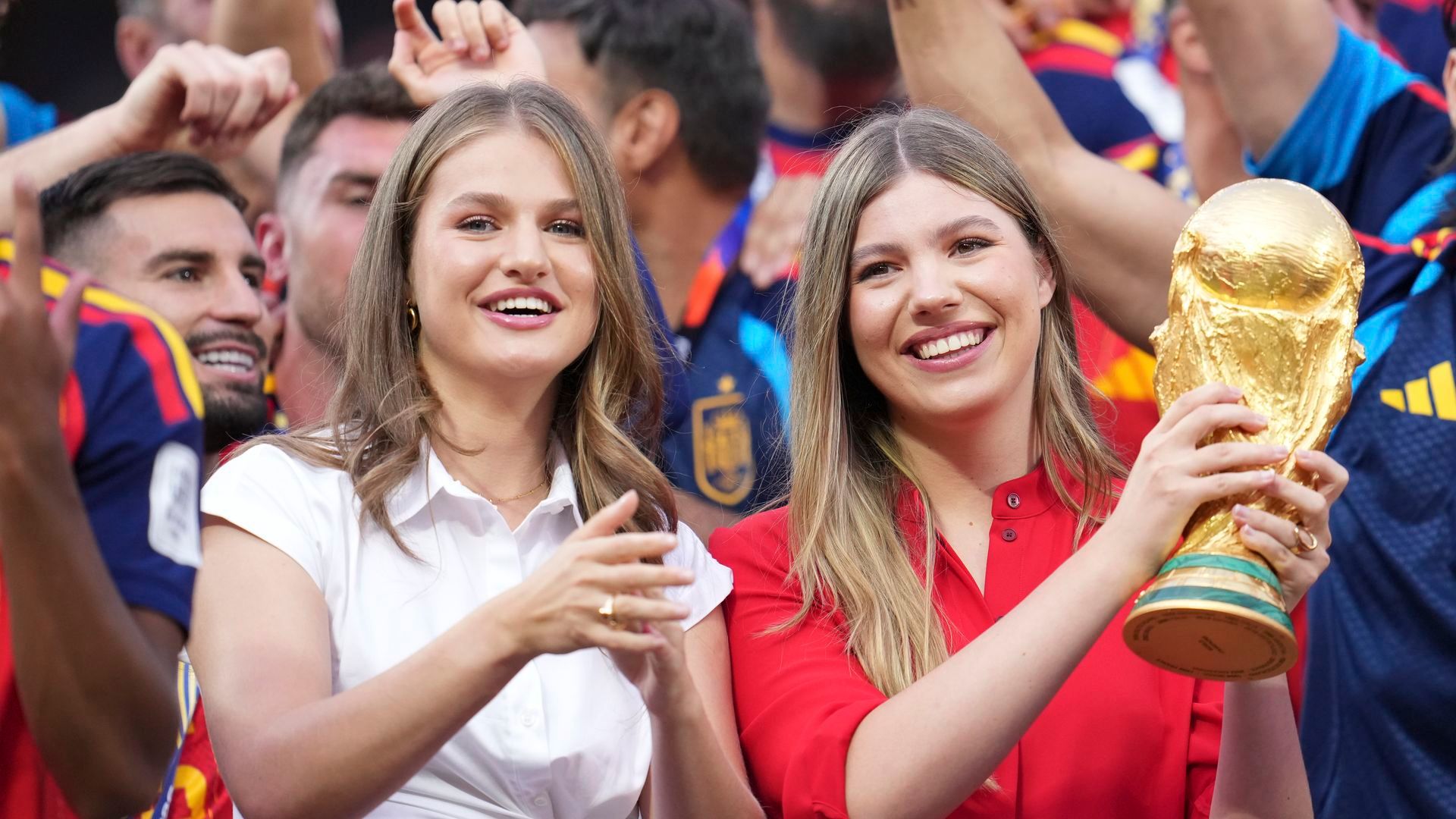 Leonor y Sofía con la Copa del Mundo