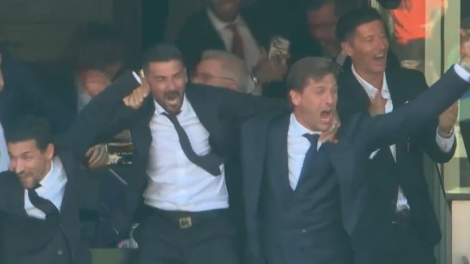 Lewandowski, uno más junto a David Villa y Fernando Llorente Lewandowski, uno más junto a David Villa y Fernando Llorente