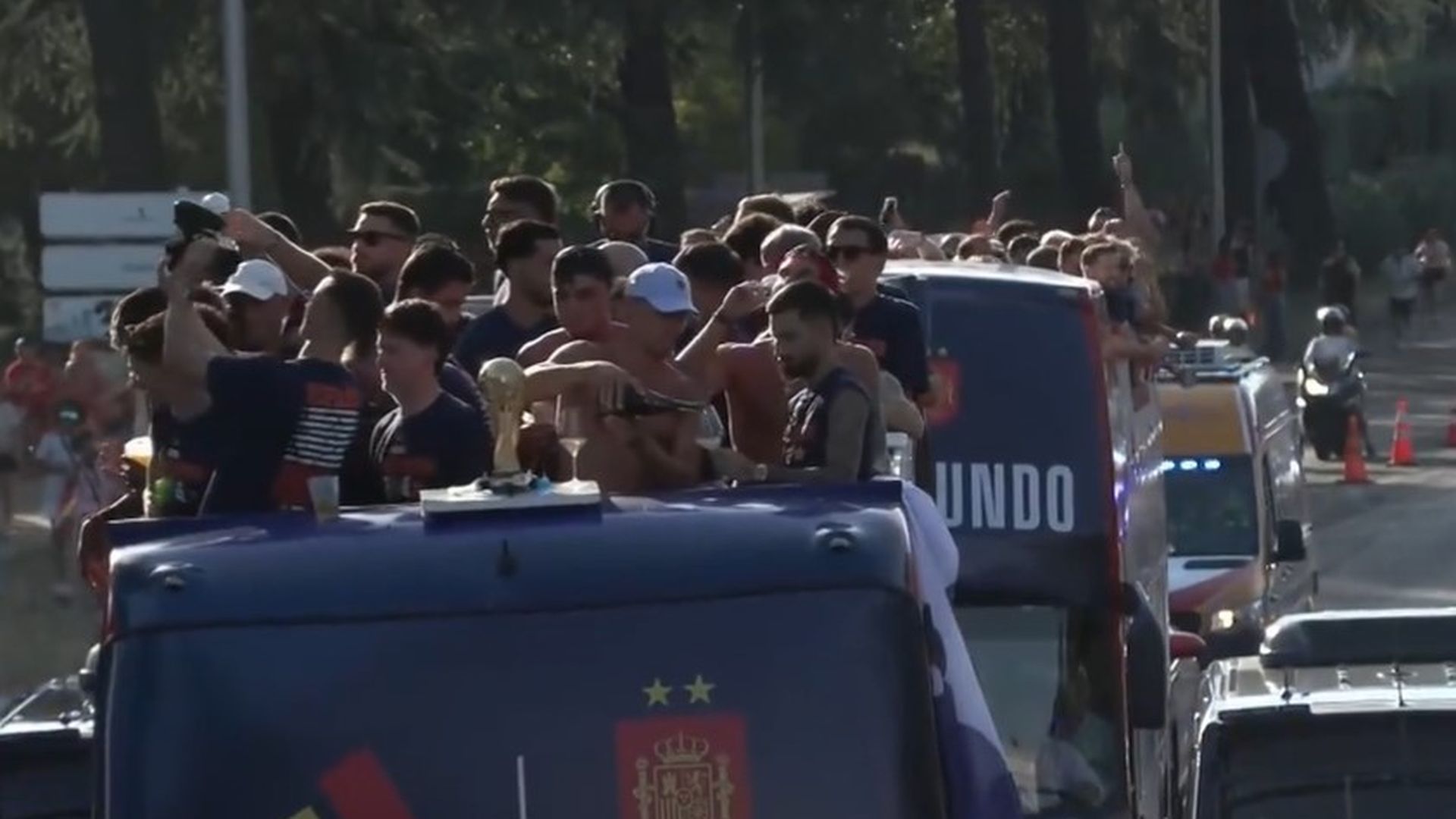 Llorente sirve vino a Baena