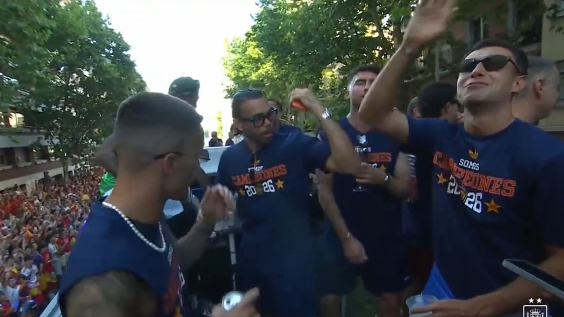 Los jugadores bailan sin parar en la rúa