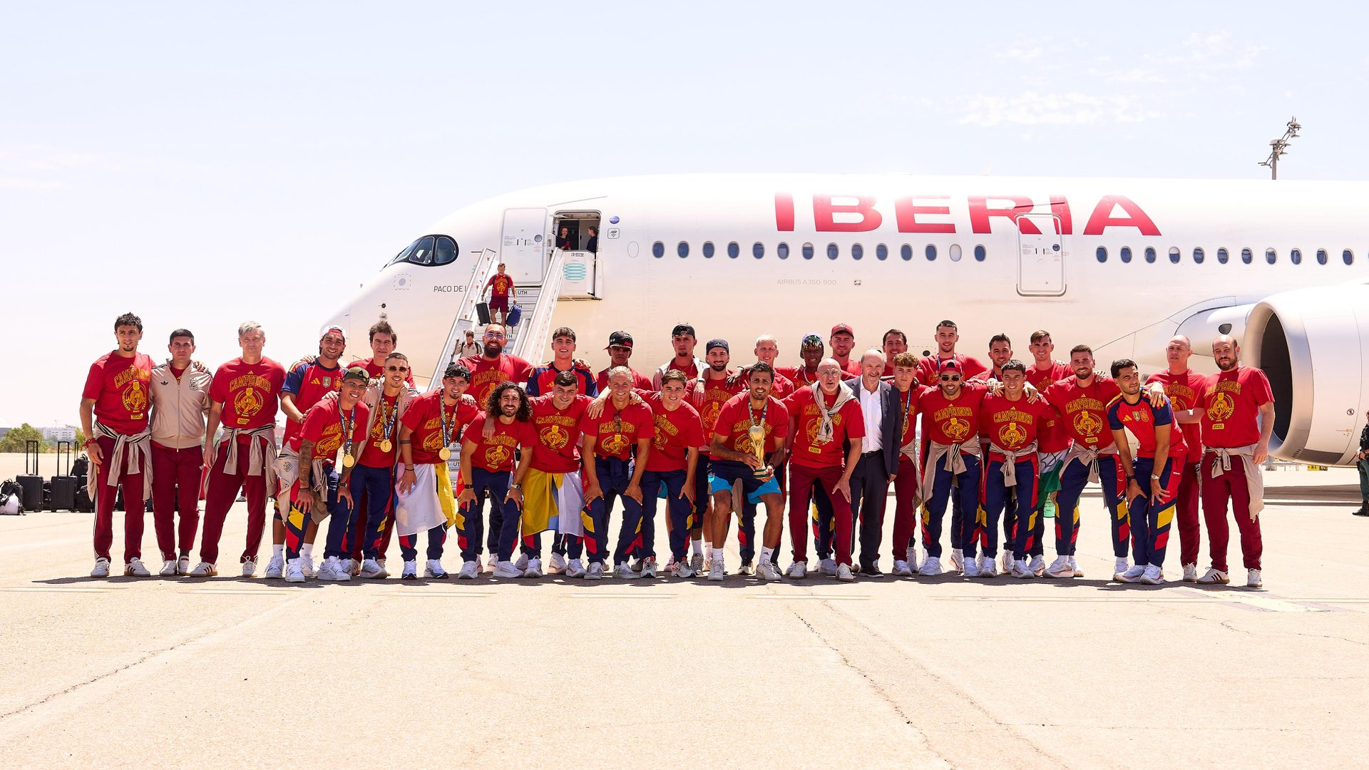 Los jugadores de España, nada más aterrizar en Madrid