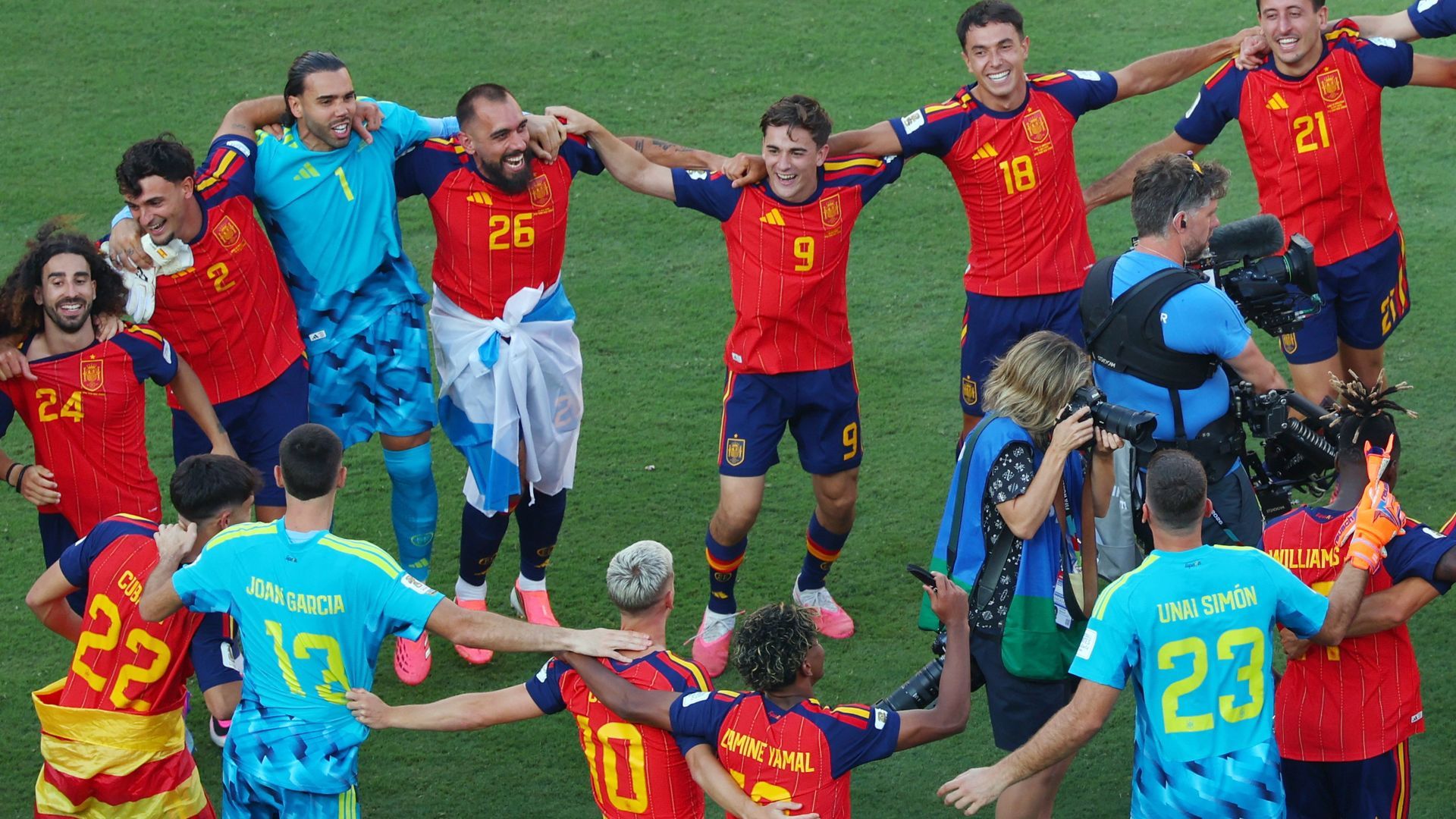 Los jugadores de la Selección española celebran el Mundial sobre el césped tras ganar a Argentina.