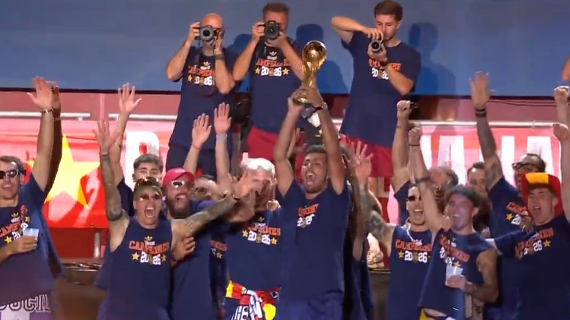 Los jugadores levantan la Copa del Mundo