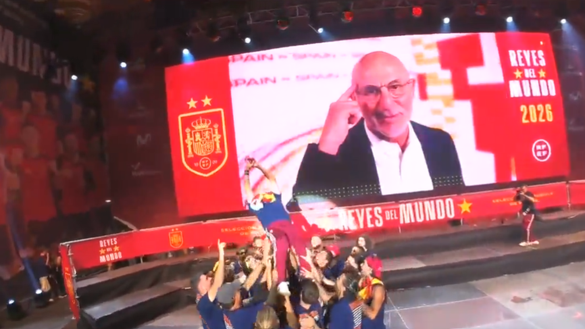 Los jugadores mantean a Luis de la Fuente
