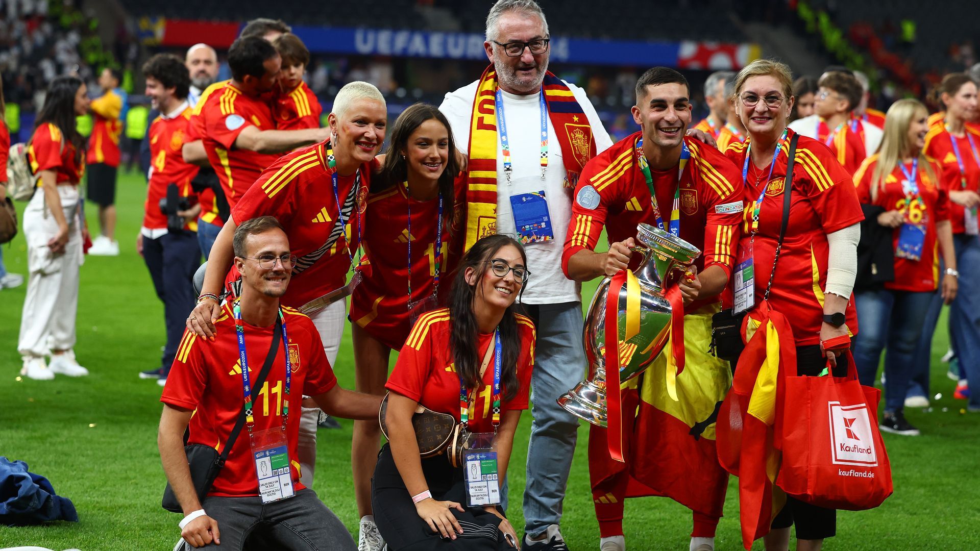 Los padres de Ferran Torres, Fernando y María, se volcaron en la carrera de su hijo cuando era un niño