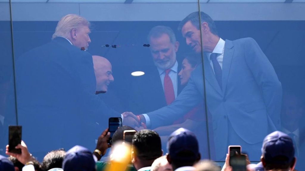 Los políticos felicitan al equipo español tras su victoria