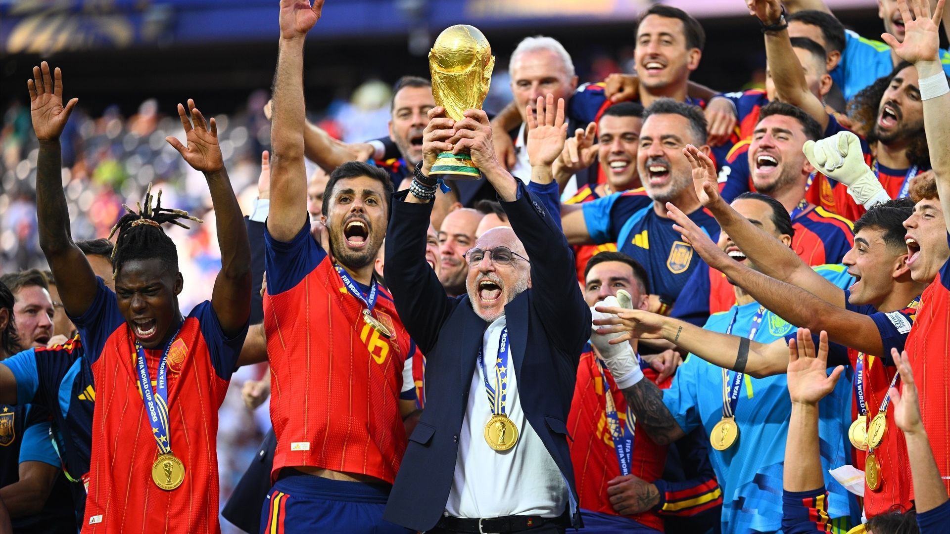 Luis De la Fuente levanta la Copa del Mundo con España Luis De la Fuente levanta la Copa del Mundo con España