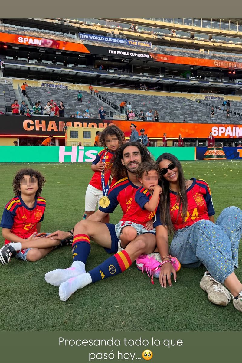 Marc Cucurella, Claudia Rodríguez, y sus tres hijos
