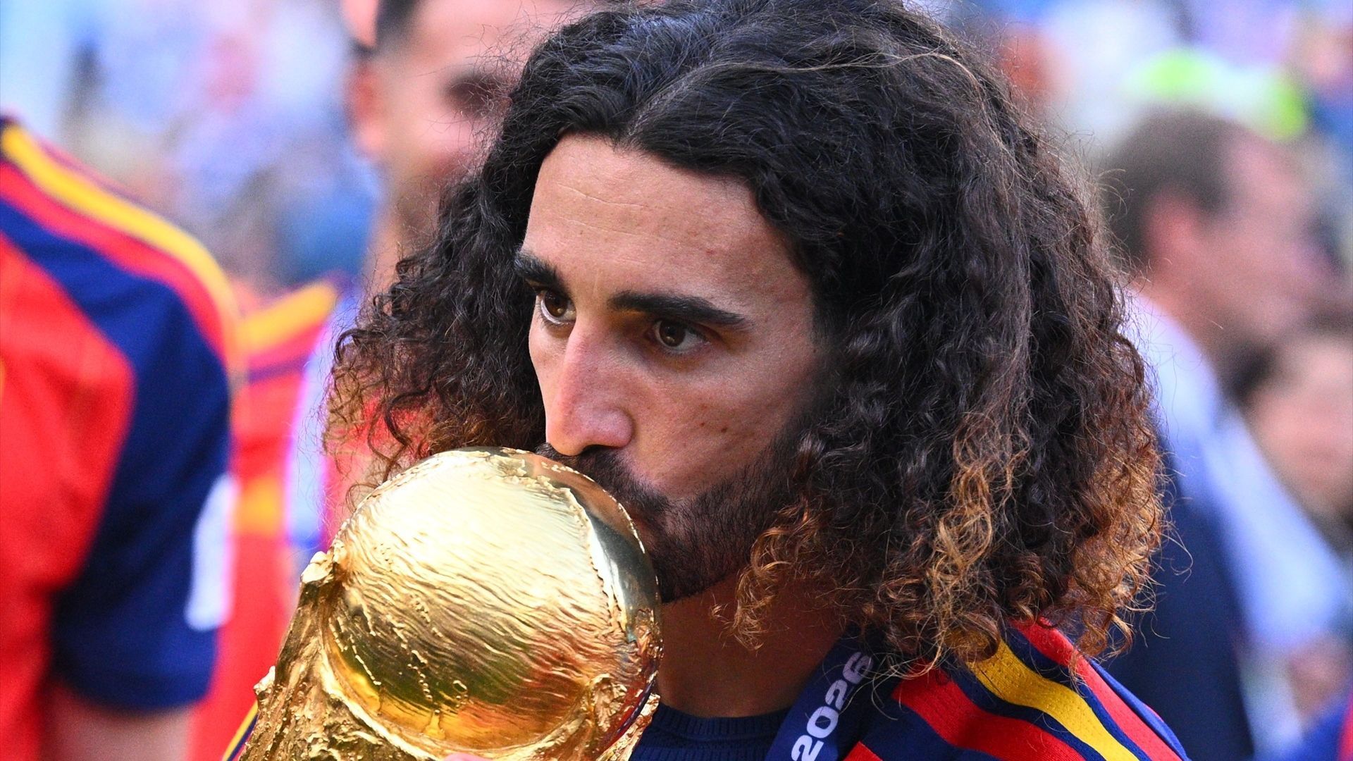 Marc Cucurella con la Copa del Mundo Marc Cucurella con la Copa del Mundo