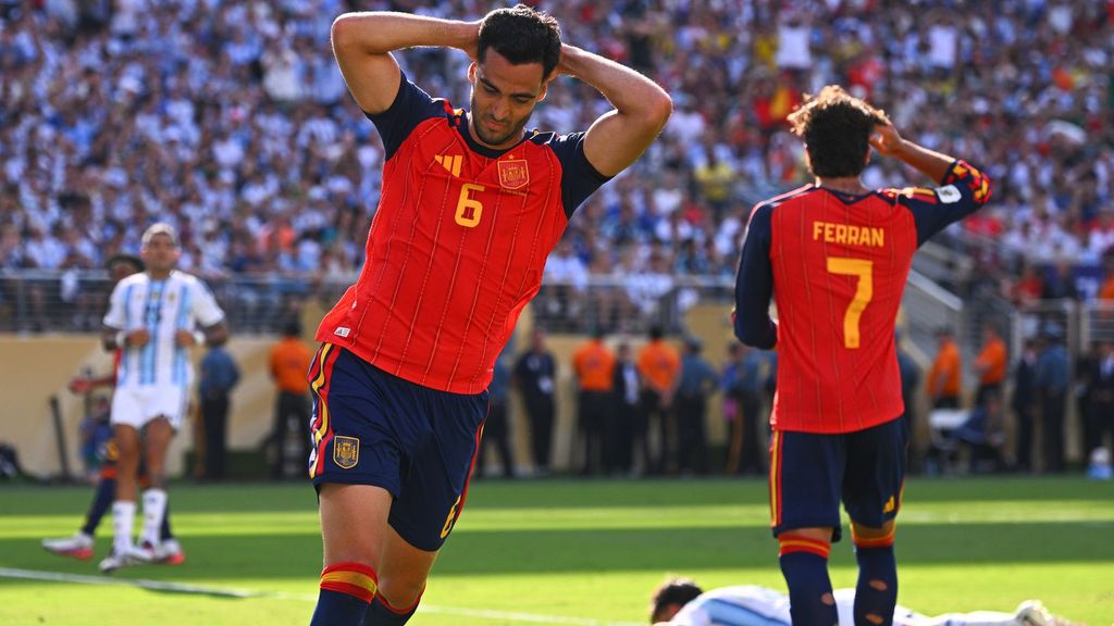 Mikel Merino imita a Trump frente al mismo presidente de EEUU durante la celebración de La Roja tras ganar el Mundial 2026