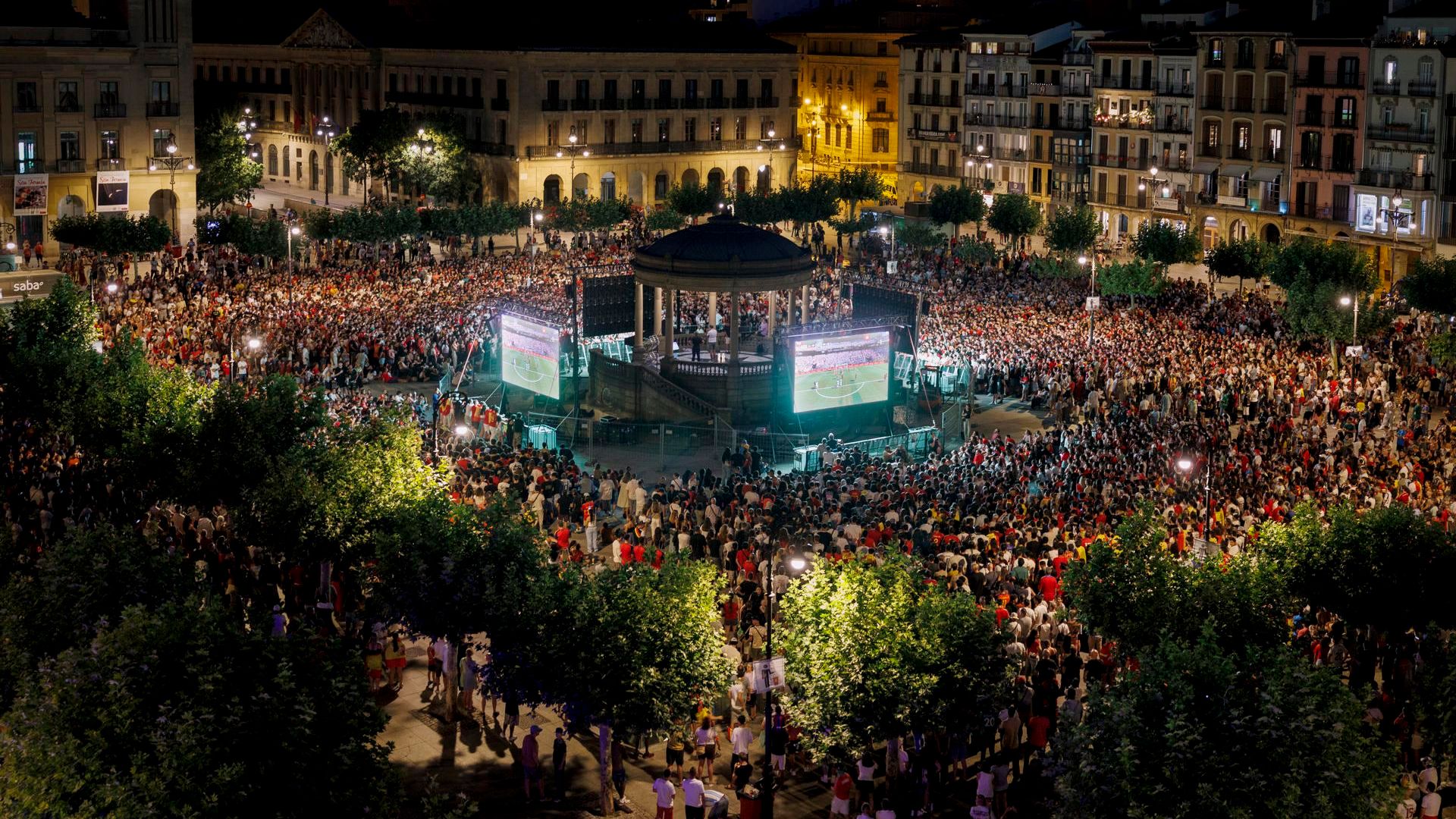 Multitud de aficionados ven el partido de la final del Mundial en la Plaza del Castillo de Pamplona Multitud de aficionados ven el partido de la final del Mundial en la Plaza del Castillo de Pamplona