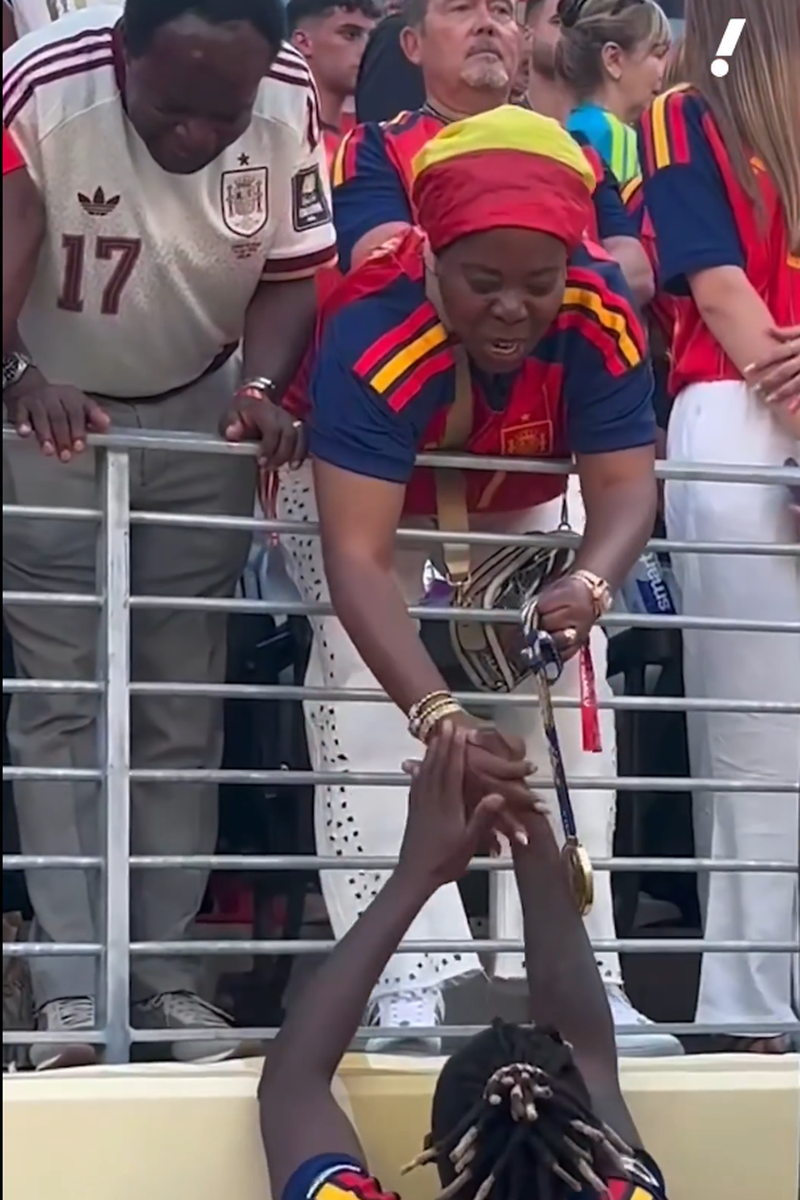 Nico Williams entrega la medalla de oro a sus padres, María Arthuer y Félix Williams