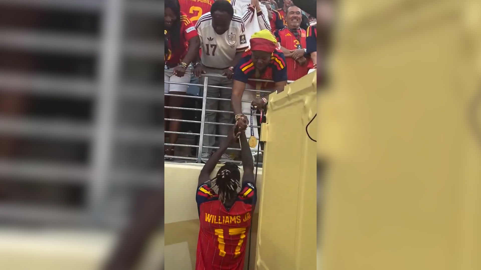 Nico Williams entregándole la medalla de campeón a su madre Nico Williams entregándole la medalla de campeón a su madre