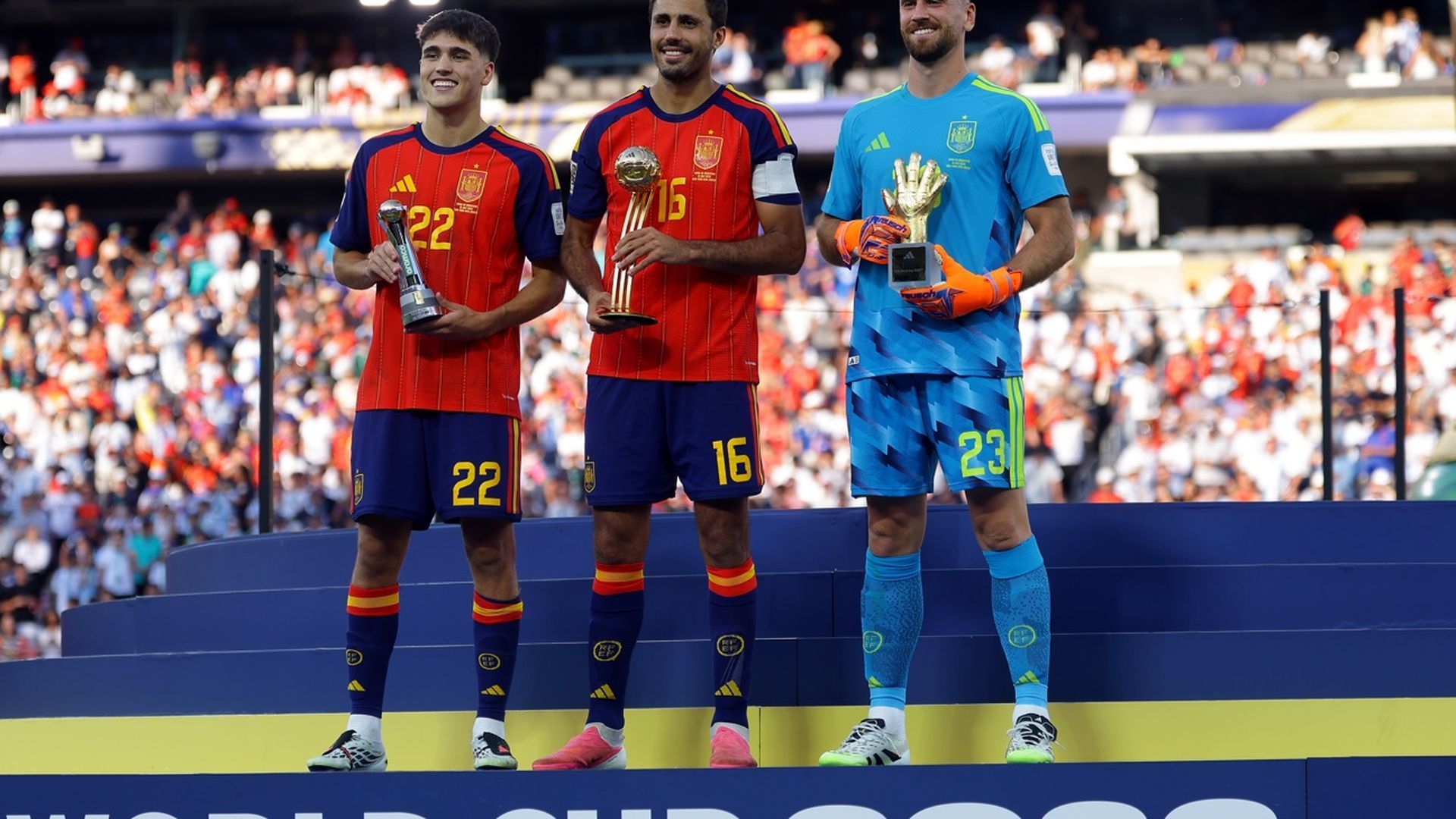 Pau Cubarsí, Rodri y Unai Simón posan con sus premios del Mundial Pau Cubarsí, Rodri y Unai Simón posan con sus premios del Mundial
