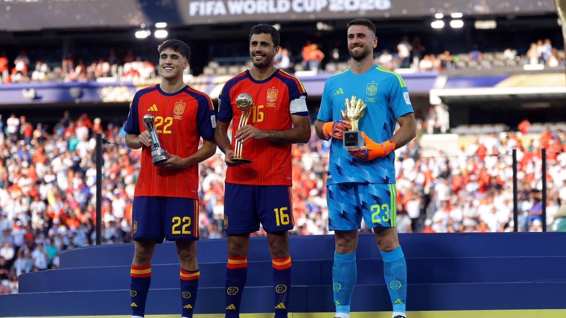 Pau Cubarsí, Rodri y Unai Simón posan con sus premios del Mundial Pau Cubarsí, Rodri y Unai Simón posan con sus premios del Mundial