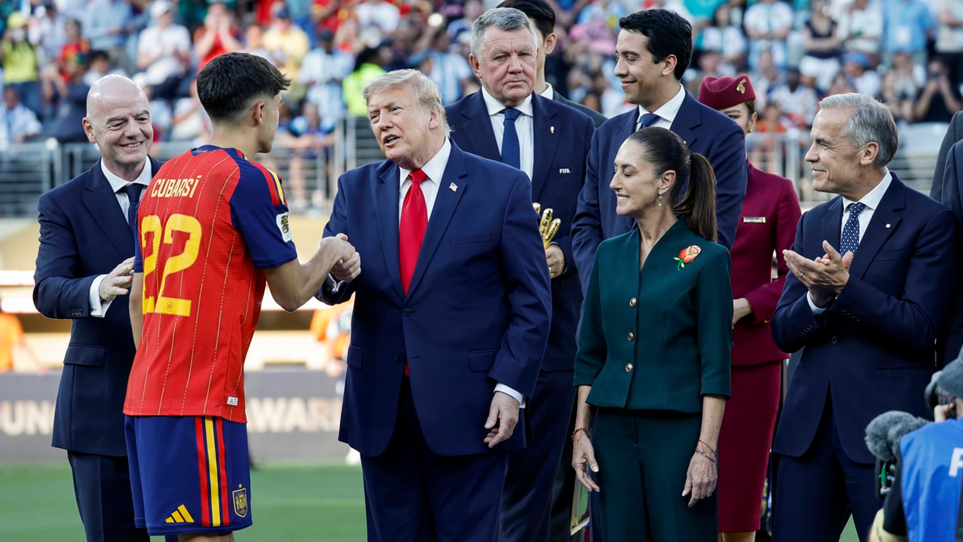 Pau Cubarsí saluda a Donald Trump como el segundo mejor joven del Mundial