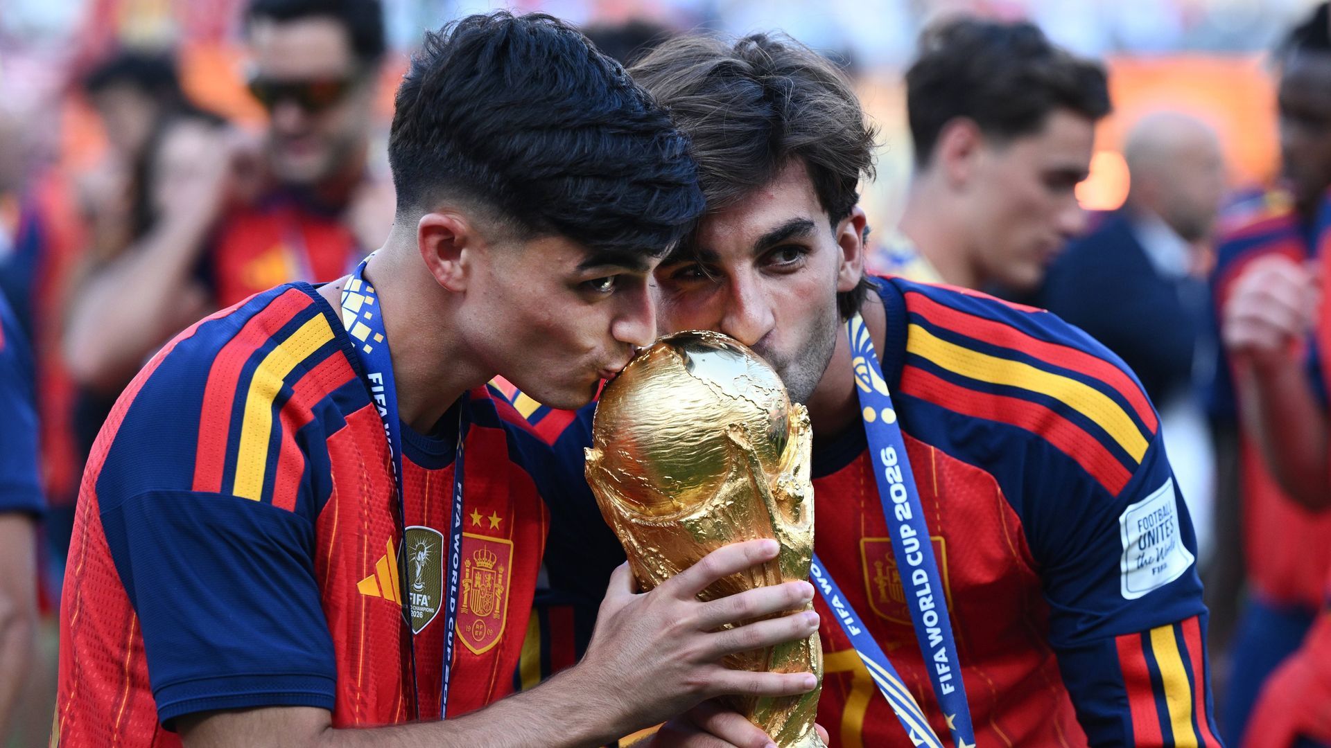 Pedri y Ferran Torres besan la copa Pedri y Ferran Torres besan la copa