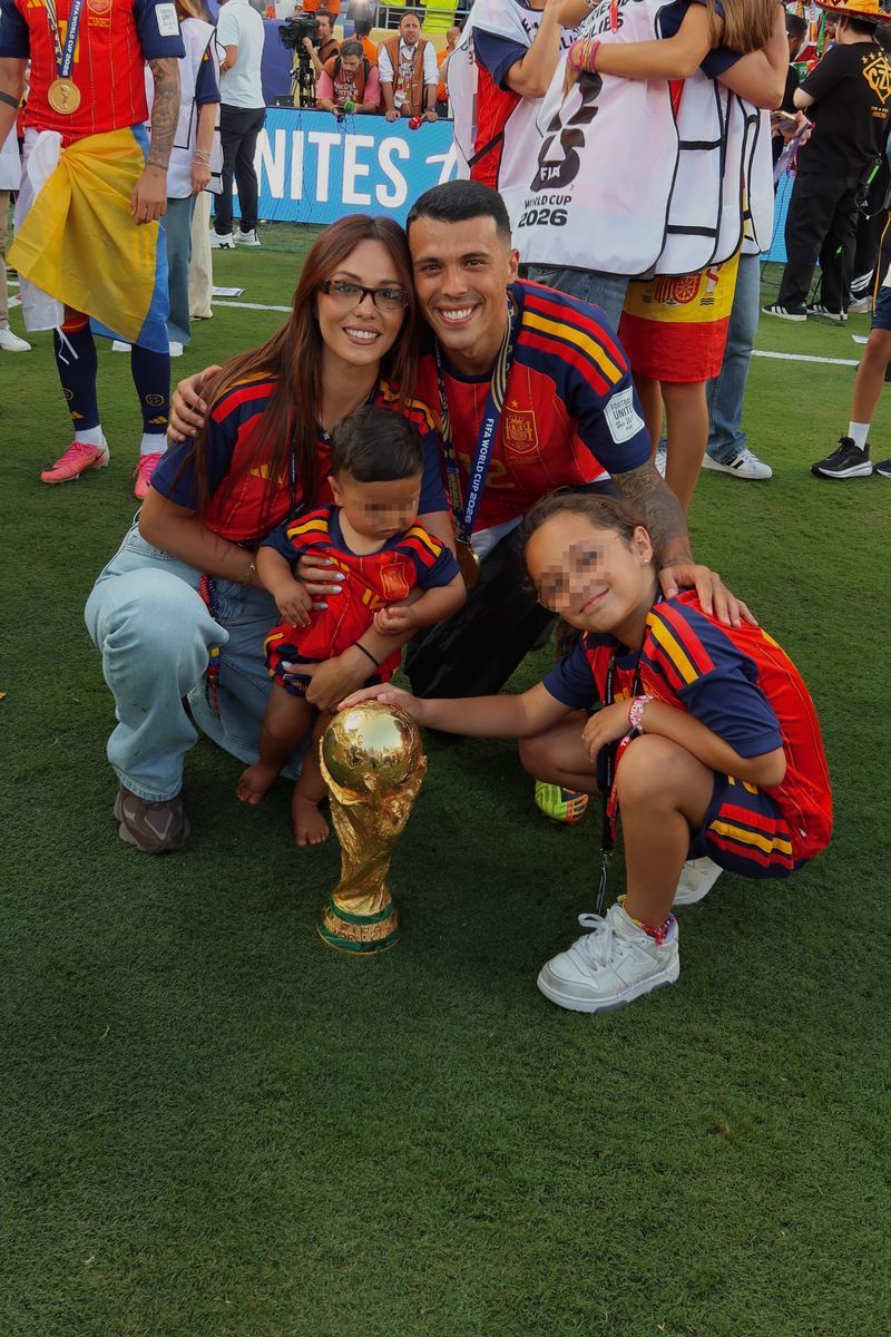 Pedro Porro, su pareja María Hurtado, su hijo Pedro Jr. y la hija de su novia