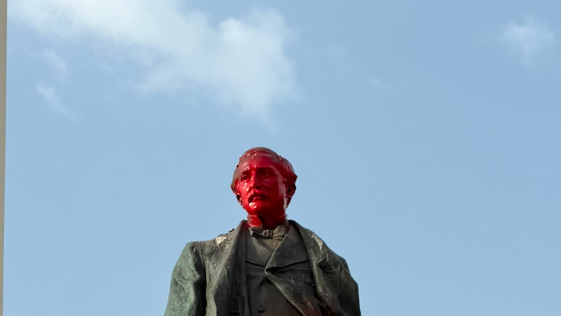 Pintan de rojo la cabeza de la estatua del Marqués de Larios en Málaga en la celebración del Mundial